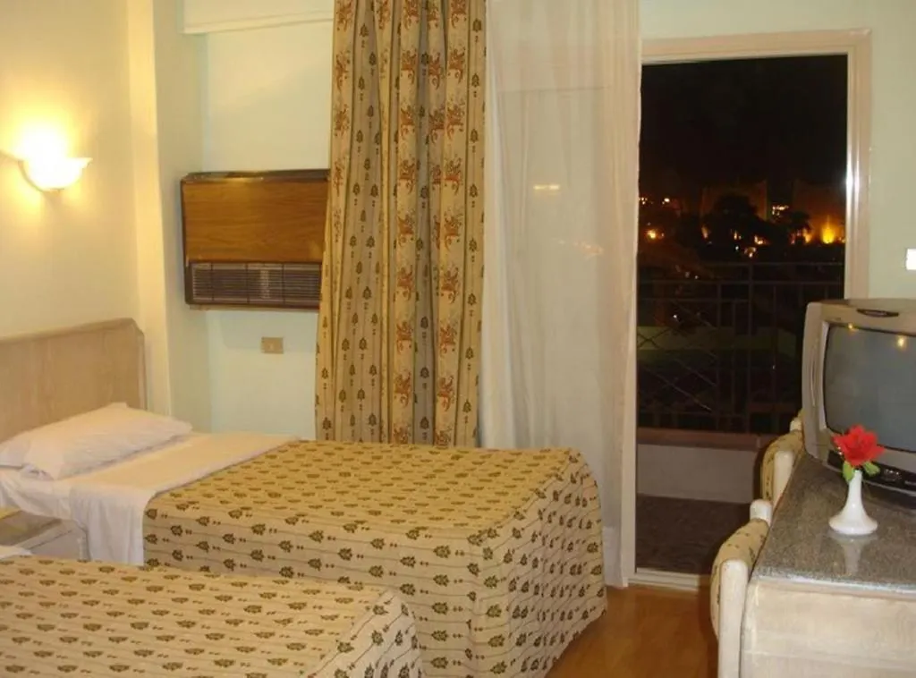 Emilio Hotel Luxor