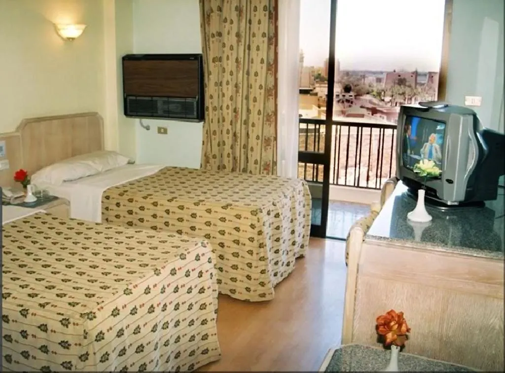 Emilio Hotel Luxor