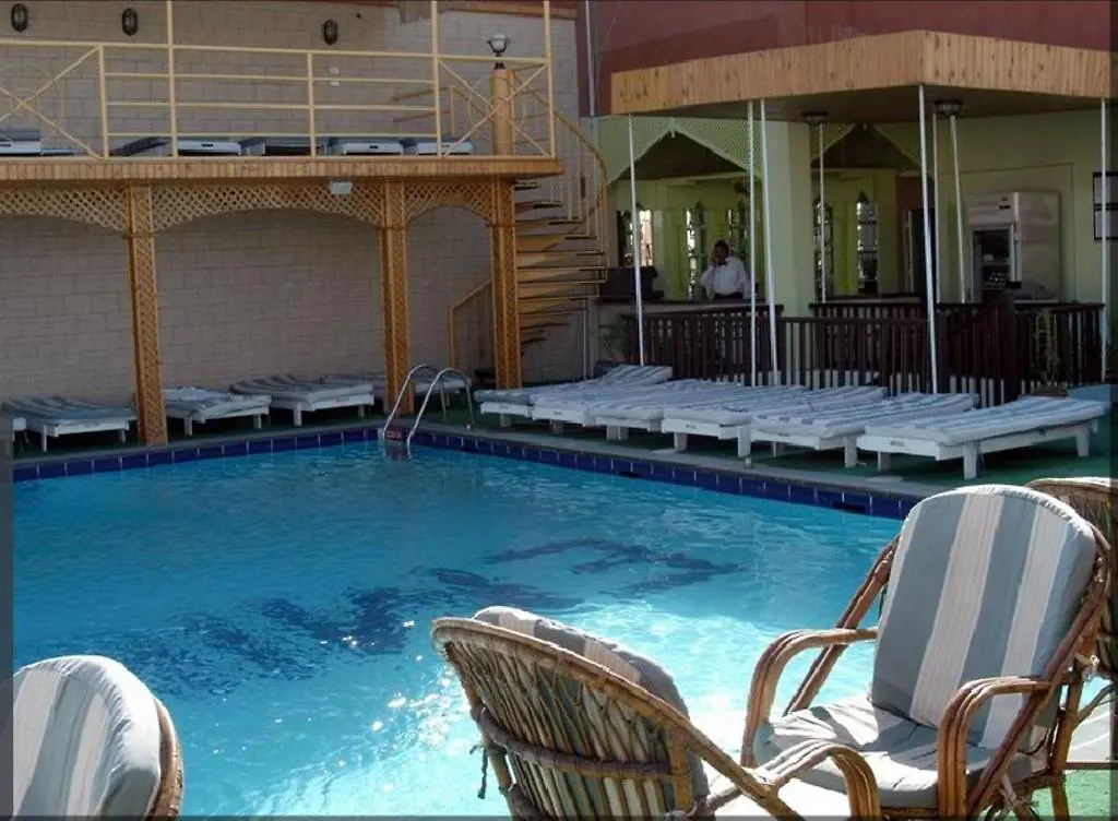 Emilio Hotel Luxor 3*,